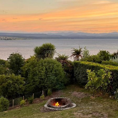 Acacia Bay Bach - Views, Spa & Serenity - Taupomeer Buitenkant foto