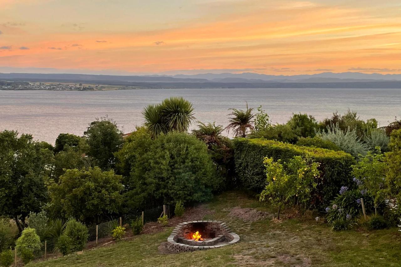 Acacia Bay Bach - Views, Spa & Serenity - Taupomeer Buitenkant foto