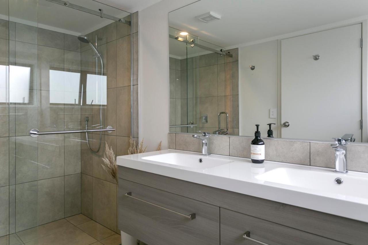 Acacia Bay Bach - Views, Spa & Serenity - Taupomeer Buitenkant foto